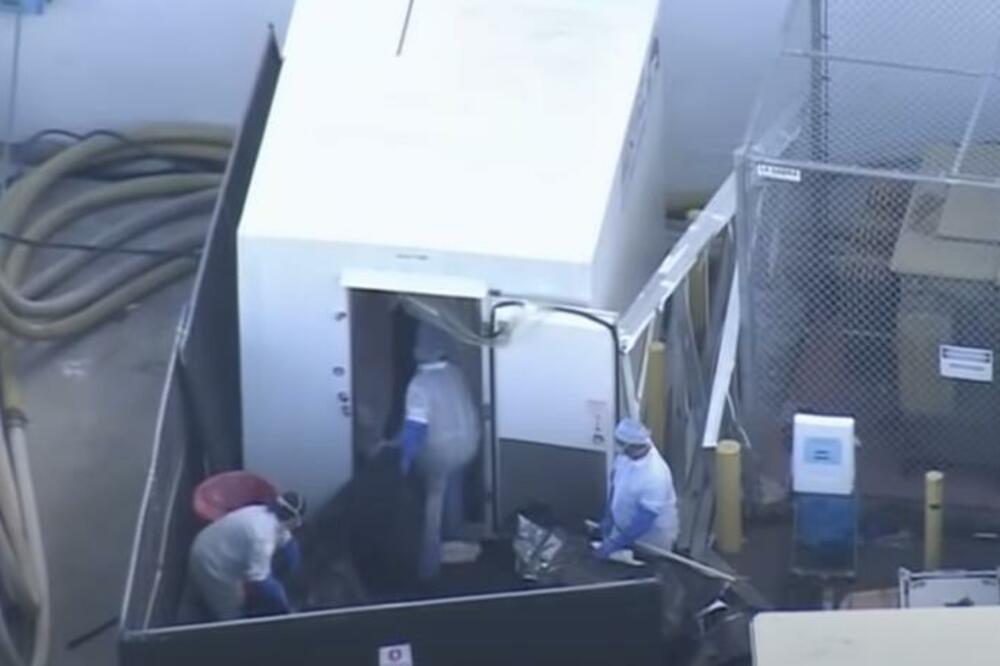 KOVID PACIJENTI NAGOMILANI ISPRED BOLNICE! Širi se snimak neodgovornog postupanja (VIDEO)