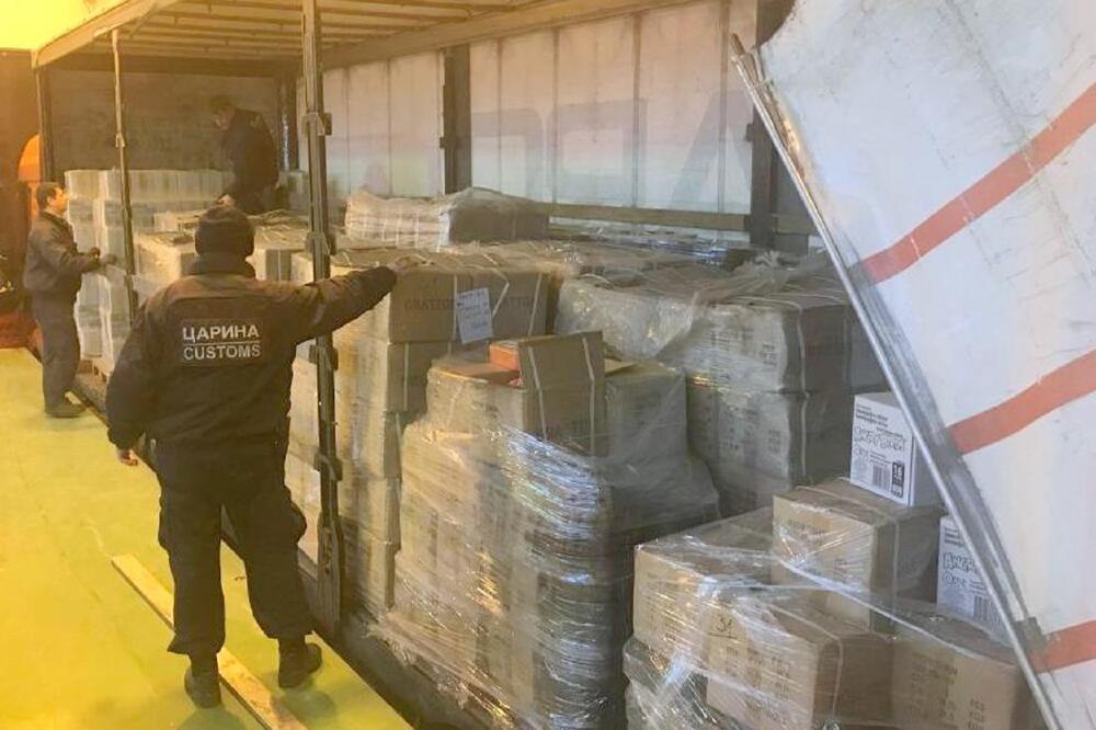 HAOS NA GRADINI! Tonu neprijavljenih lanaca za sneg među prijavljenom robom! (FOTO)