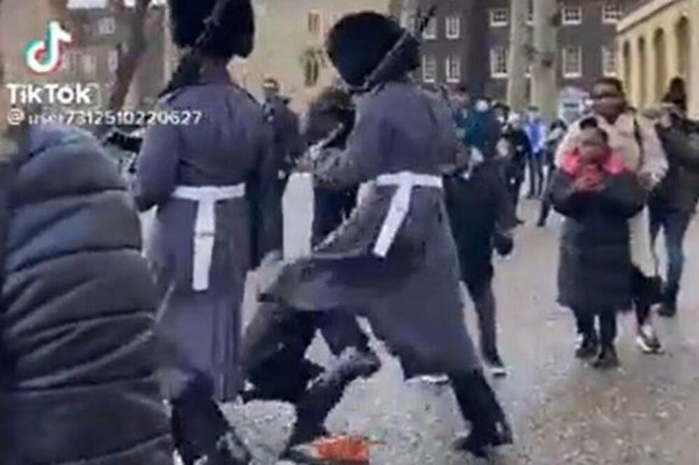 Skandal u Londonu: Stražari sa puškama PREGAZILI DEČAKA pred šokiranim turistima (VIDEO)