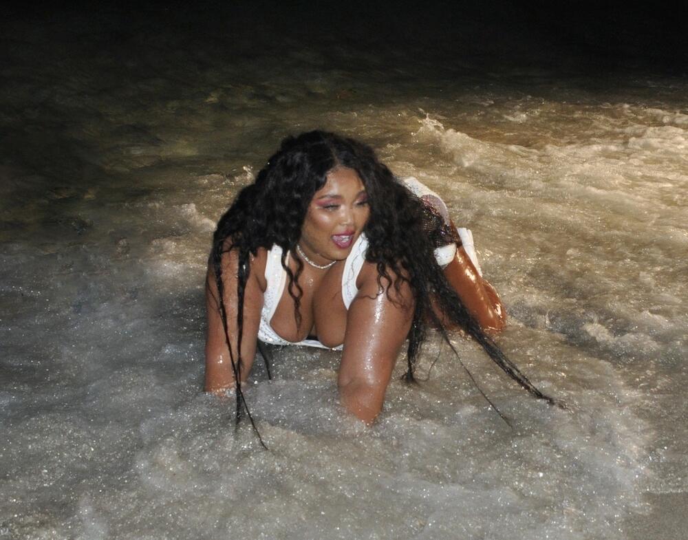 LAGALA SVE OKO SEBE! Ova pevačica je IZGUBILA NEVINOST posle 30. godine! Evo šta je presudilo da prizna