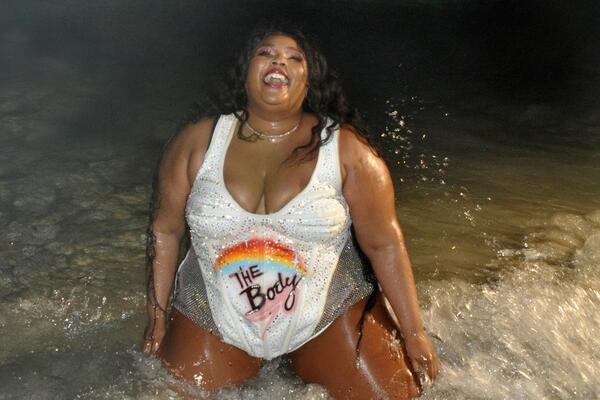 AMERIKANCI OPČINJENI PEVAČICOM KOJA IMA 114 KILOGRAMA! Govore da izgleda SENZACIONALNO, ona otvorila dušu! (FOTO)