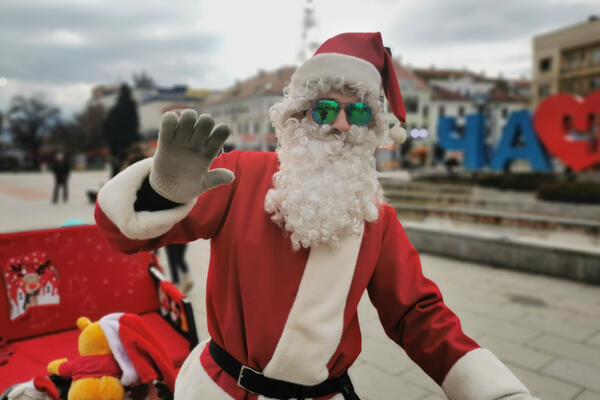 JEDINI VOZAČ RIKŠE U ČAČKU IZNENADIO MALIŠANE: U ulozi Deda Mraza iz Laponije ODUŠEVIO sve prisutne! (FOTO)