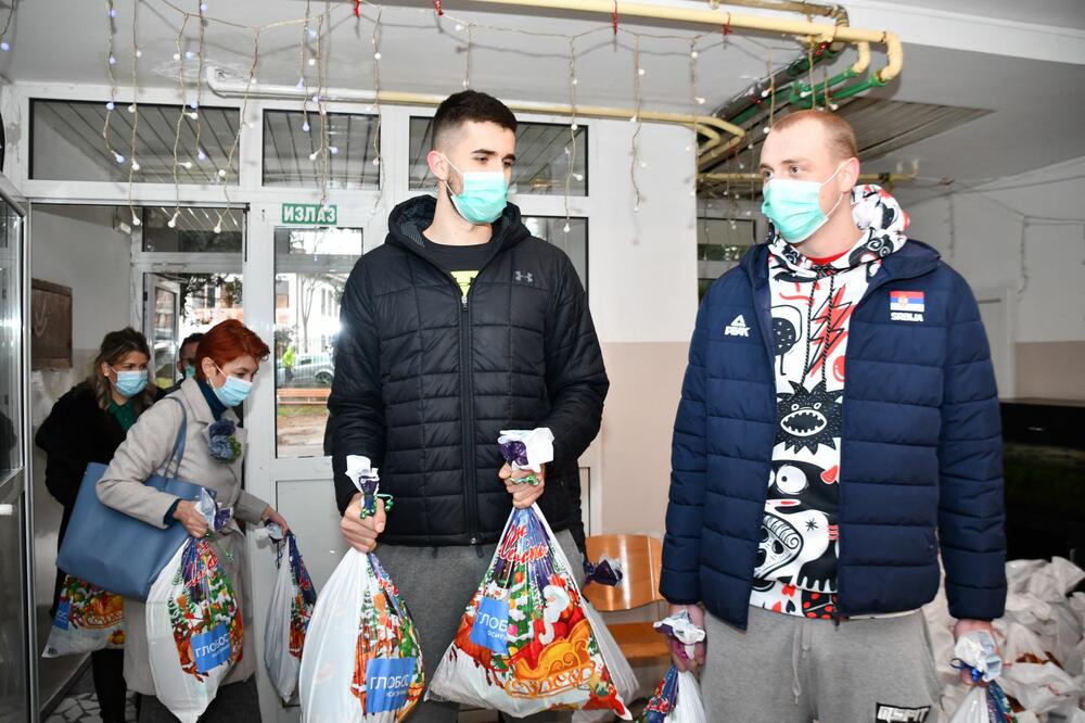 KOŠARKAŠI PARTIZANA OBRADOVALI MALIŠANE: Dušan i Alen delili paketiće deci bez roditeljskog staranja!