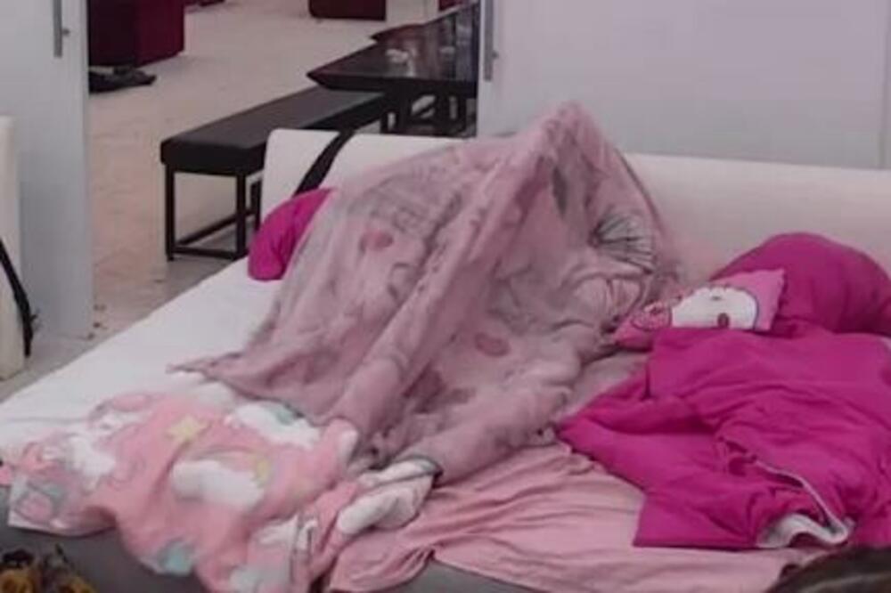 POSLEDNJA ŠANSA! Car pružio Maji JOŠ JEDNU PRILIKU, pa se zavukao POD JORGAN sa njom! (VIDEO 18+)