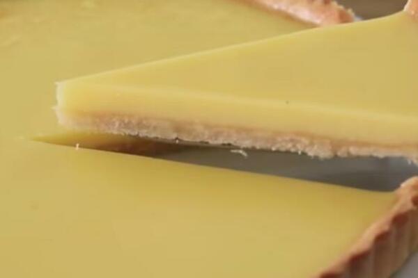 LIMUN KOLAČ KOJI SE PRAVI ZA MINUT I 20 SEKUNDI! Ovo morate uraditi pre SLUŽENJA (FOTO)