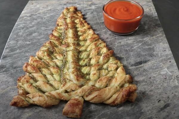 NOVOGODIŠNJA JELKA OD TESTA, KAKVA MAGIJA: Napravite je od SAMO 4 SASTOJKA! (VIDEO)