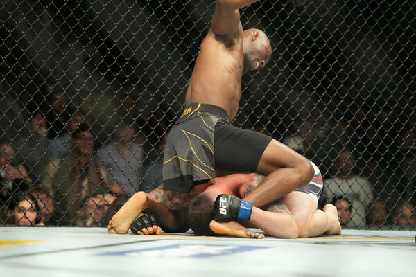 BEZ MILOSTI - NIJE ZA SVAKOGA! ONESVESTIO GA PA NASTAVIO DA SA UDARCIMA! NOKAUT GODINE U UFC ŠAMPIONATU! (VIDEO)