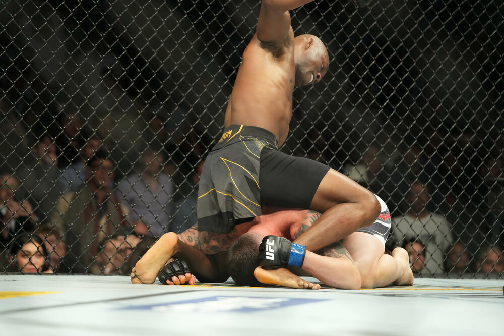 BEZ MILOSTI - NIJE ZA SVAKOGA! ONESVESTIO GA PA NASTAVIO DA SA UDARCIMA! NOKAUT GODINE U UFC ŠAMPIONATU! (VIDEO)