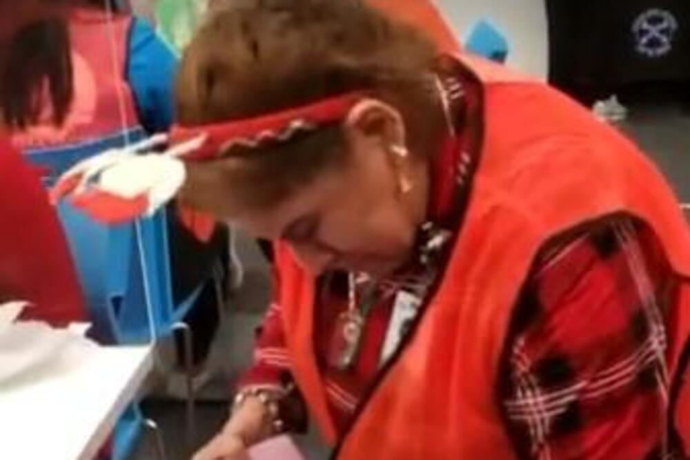 KOLEGE JOJ POKLONILE 1 STVAR, PA JE EMOCIJE SASTAVILE: Njene reči SLAMAJU SRCE, setila se TEŠKE TUGE! (VIDEO)