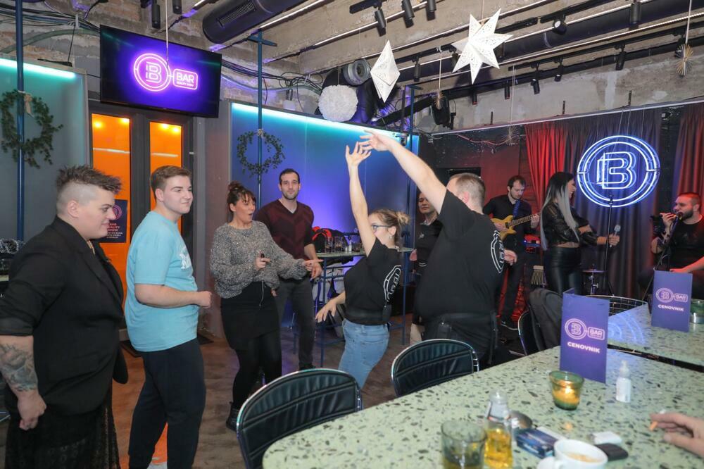 OVO ĆE SE PAMTITI: Naša poznata pevačica NAPRAVILA ŽURAJU, a onda su u Bar ULETELI I ONI!