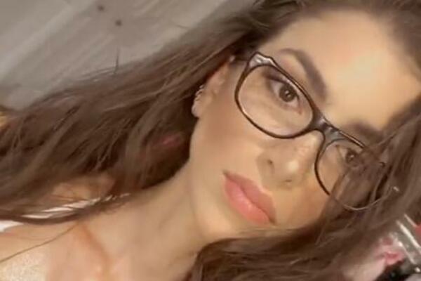 ISCURELA VRELA FOTKA VATRENE BRINETE: Prst u USTIMA i izazovna POZA, ogolila čak i svoju INTIMU!