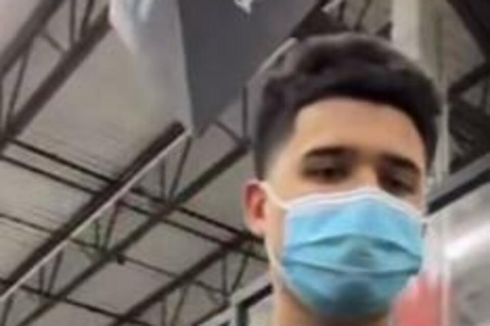 NATERALA JE MOMKA DA SE SNIMA 12 SATI DOK JE NA POSLU: Razlog je BIZARAN! (VIDEO)