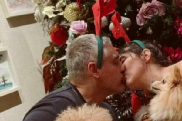 SRPSKI POLITIČAR "U AKCIJI" ISPOD JELKE: Slavi kao pravi DŽEK, svako bi mu POZAVIDEO (FOTO)