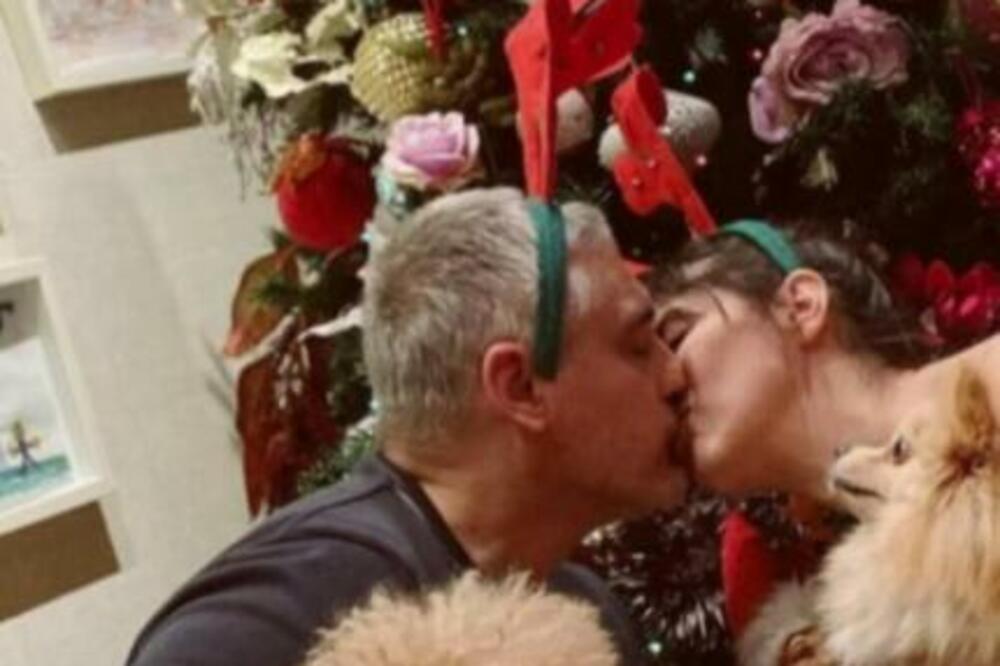 SRPSKI POLITIČAR "U AKCIJI" ISPOD JELKE: Slavi kao pravi DŽEK, svako bi mu POZAVIDEO (FOTO)