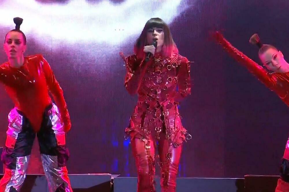 BEOGRAĐANI ODUŠEVLJENI! SARA JO ZAPALILA MASU VRELIM NASTUPOM ISPRED SKUPŠTINE!