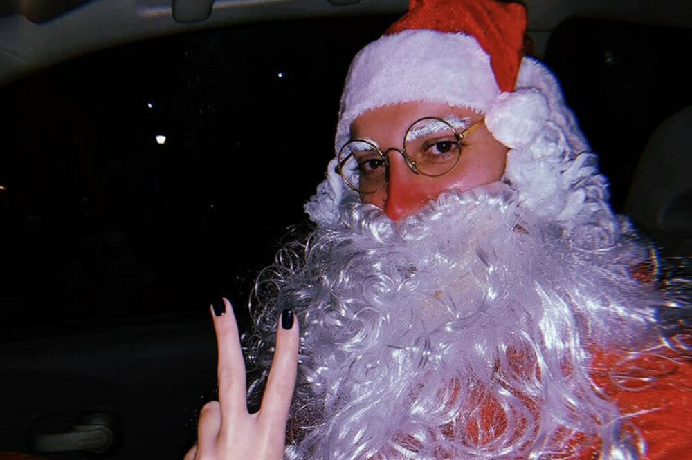 HIT! SRPSKI POLITIČAR HODA ULICAMA MASKIRAN U DEDA MRAZA: Sve smo očekivali, ali OVO…