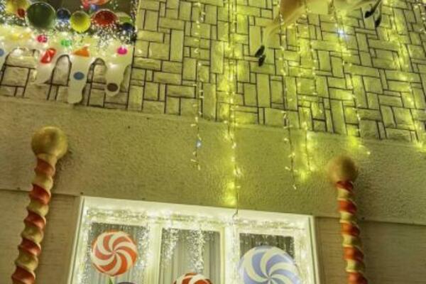 GODINAMA JE NAJLEPŠE OKIĆENA KUĆA U BEOGRADU: Nalazi se u Gostivarskoj ulici, a evo ko je DOMAĆIN (FOTO)