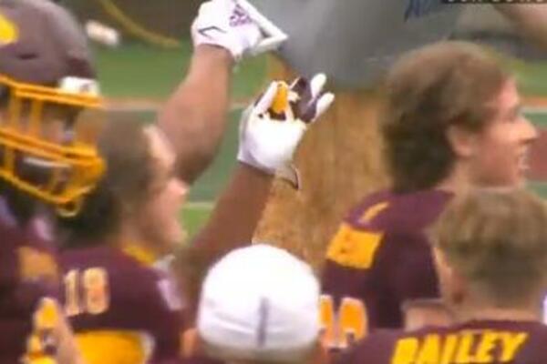 IGRAČI "ISTUŠIRALI" TRENERA POSLE VELIKE POBEDE: Ali ne vodom! (VIDEO)