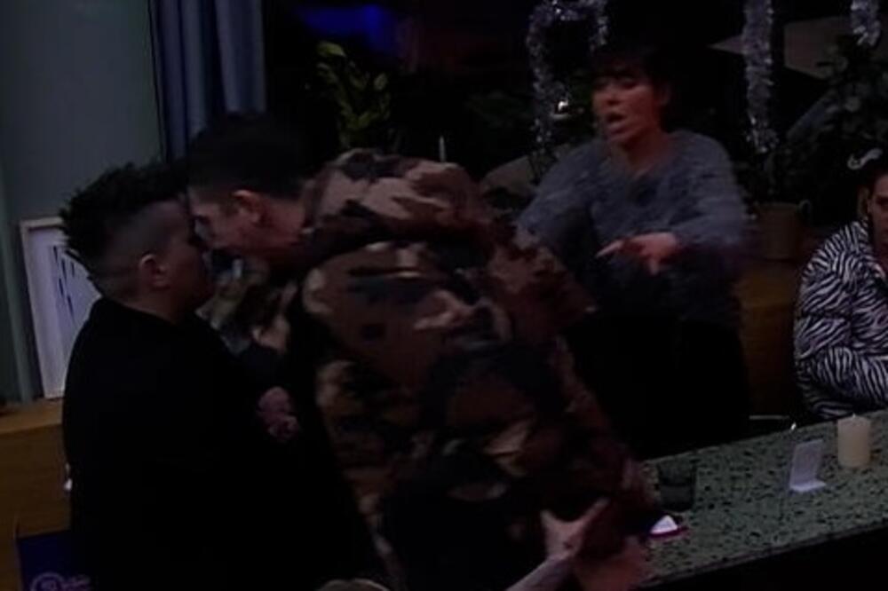 UNEO JOJ SE U FACU I POČEO DA VIČE: Odmah poskakali da ga SKLONE, svi UPLAŠENI!