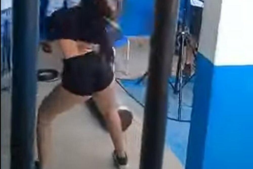 UPRAVO JE ISPLIVAO ŠOKANTAN SNIMAK IZ ZATVORA U JAVNOST: Razgolićene DEVOJKE prave čistu PERVERZIJU, NEVERICA VIDEO