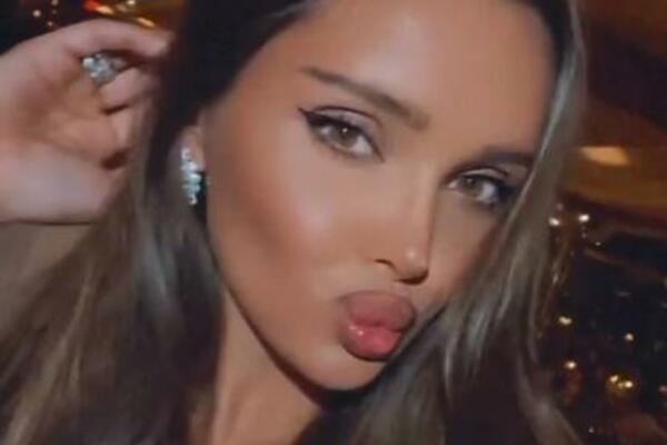 IZAZOVNO, IZVAJANO TELO I LICE BOGINJE! NE USTRUČAVA SE DA SE SKINE! NEĆETE MOĆI DA PRESTANETE DA JE GLEDATE! FOTO