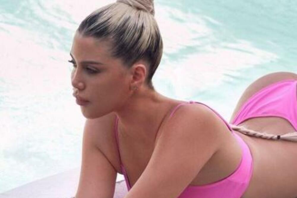 VANDA VRELOM, SE*SI FOTOGRAFIJOM ISPRATILA 2021. - Poljubac "plavuša" tačno u ponoć! (FOTO/VIDEO)