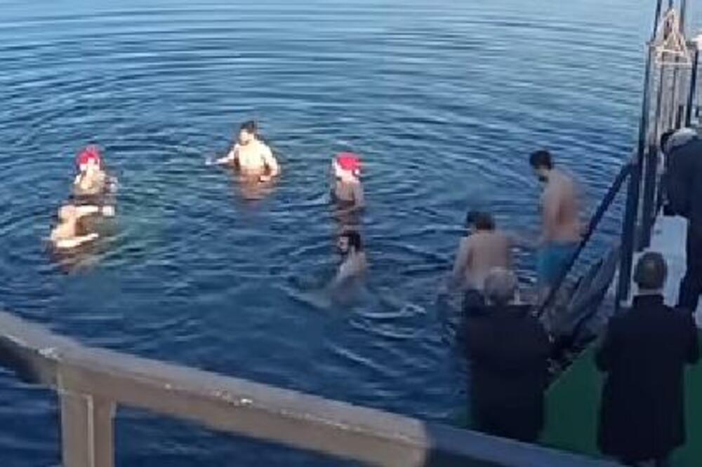 NESVAKIDAŠNJI PRIZOR NA ADI: Ljudi se kupaju kao u sred LETA (VIDEO)