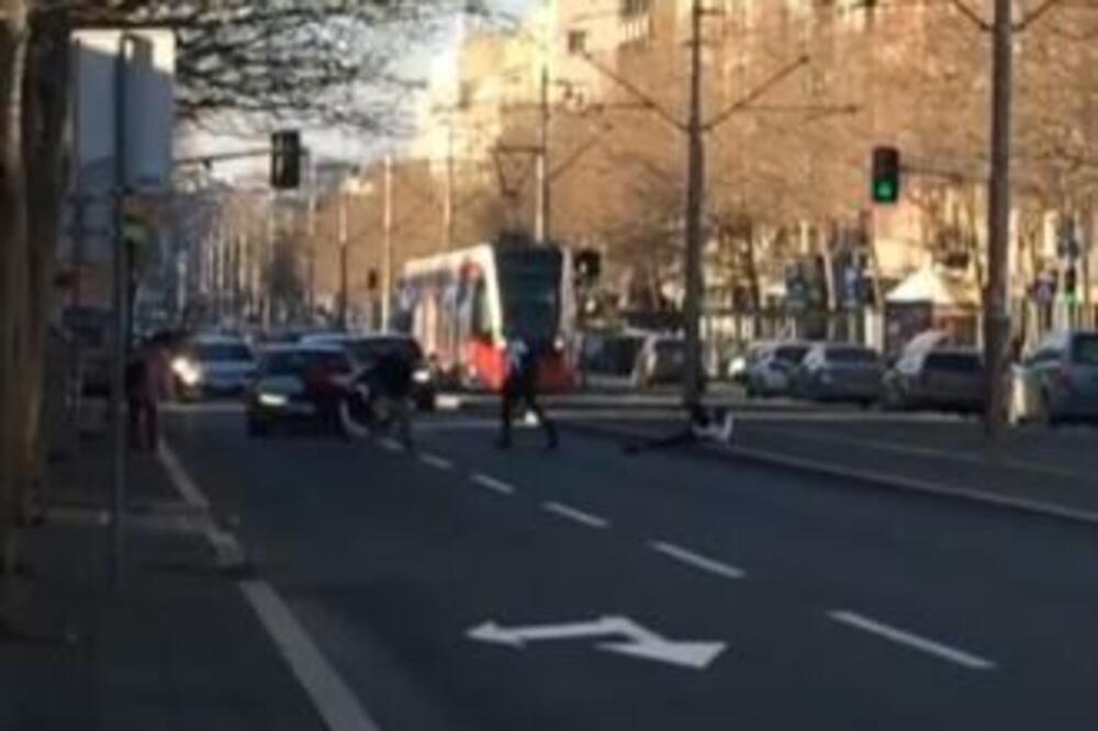BACILI SU PETARDU PORED KOLICA S BEBOM, A ONDA JE TATA PREUZEO STVAR U SVOJE RUKE! Neverovatna scena u BG (VIDEO)