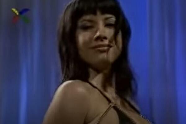 MALO KO BI PREPOZNAO OVU PEVAČICU! POJAVILA SE GOLIŠAVA U EMISIJI i pokazala OGROMNE GRUDI: Znate li ko je ovo?