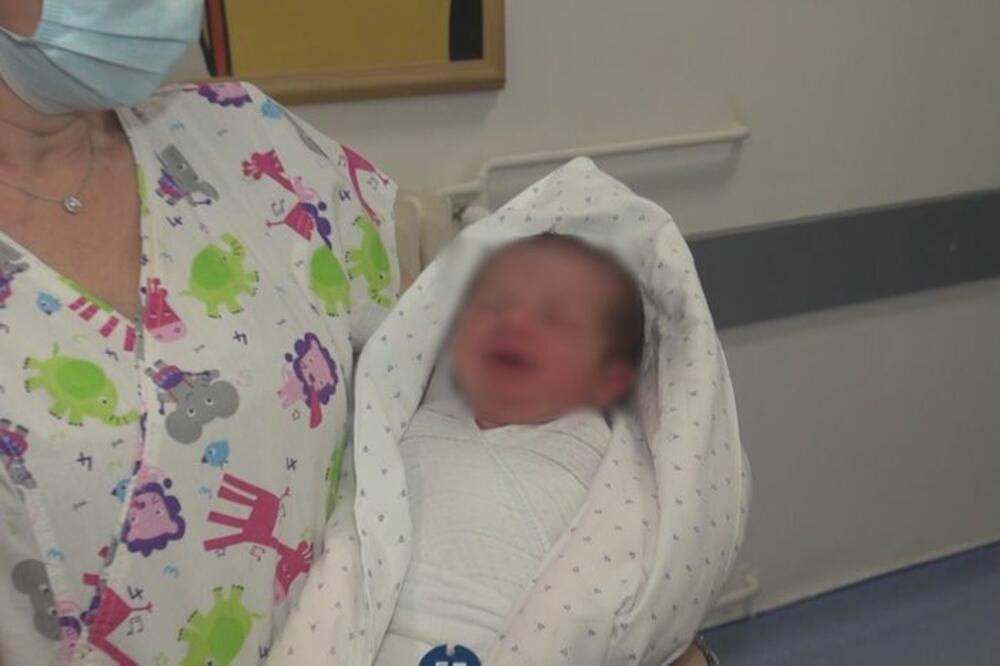 BEBA VUKAN JE PRVO NOVOROĐENČE U ČAČANSKOJ BOLNICI: Na poklon dobio dukat Belog anđela! (FOTO)