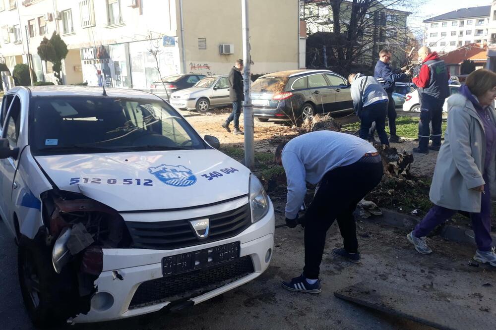 UŽASAN PRIZOR NA ULICAMA ČAČKA: BMW se zakusao u taksi, leteli po putu 30 metara pa se ZAKUCALI u drvo! (FOTO)