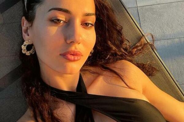 MANEKENKA HOT BIKINIJEM ZAPALILA MAJAMI, PA ODVEZALA GORNJI DEO: "Želeo bih da sam čaša šampanjca u tvojoj ruci!"