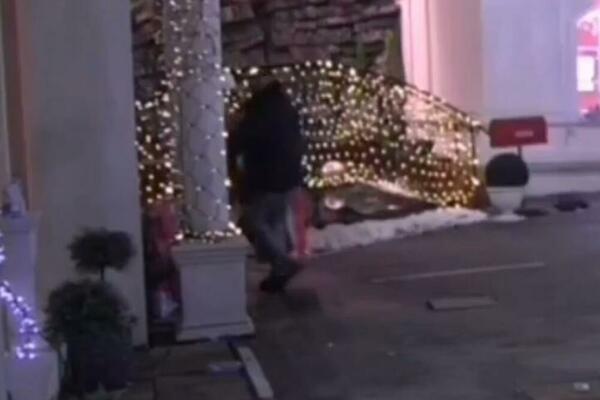 CAR SPAKOVAO STVARI I OTIŠAO DO KAPIJE! Ne može da prestane da plače, Zola pokušava da ga urazumi i uteši!