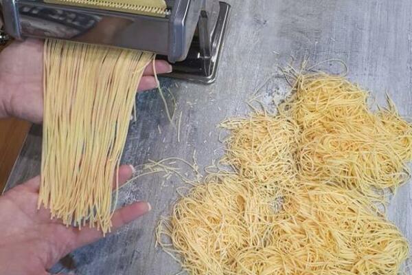 UZ DOMAĆU SUPU NAJBOLJE IDU DOMAĆI REZANCI: Evo kako da ih sami NAPRAVITE! (RECEPT)