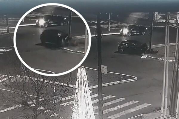 VOZAČ POTPUNO IZGUBIO KONTROLU NAD AUTOMOBILOM! Pogledajte kako se vozilo ZAKUCALO u banderu na Dedinju! (FOTO)