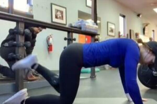 DOK JE VEŽBALA U TERETANI, KOLEGA JOJ PRIŠAO SA LEĐA: Objavila SKANDALOZAN snimak, svi ŠOKIRANI! (VIDEO)