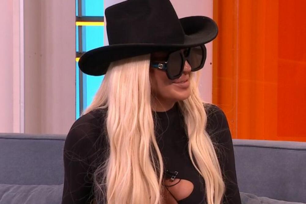 NIKO NE ZNA KROZ KAKVE JE MUKE PROŠLA TOKOM NASTUPA ISPRED SKUPŠTINE: Kostimi su pucali na njoj, KUGLA SE LJULJALA!