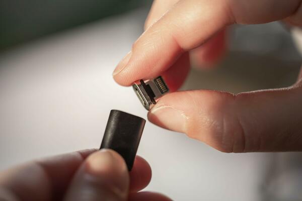 OVAJ USB KABL ĆETE SIGURNO OBOŽAVATI: Magnetna konekcija i brzo punjenje