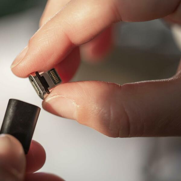 OVAJ USB KABL ĆETE SIGURNO OBOŽAVATI: Magnetna konekcija i brzo punjenje