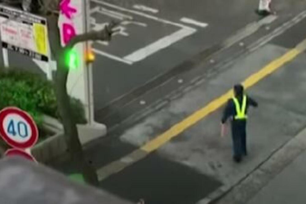 JAPANSKI SAOBRAĆAJAC MONOTON POSAO PRETVORIO U ZABAVU: Nekad je i Beograd imao sličnu atrakciju! (VIDEO)