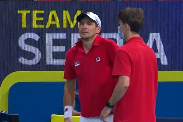 NE MOGU BRATE! Tužne scene iz Sidneja, Lajovića praktično MOLILI da preda meč Garinu (FOTO)