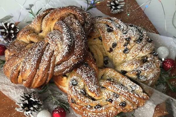 NAPRAVITE 2 SLATKE BOŽIĆNE POGAČE OD JEDNOG TESTA: Obogatite PRAZNIČNU TRPEZU, ukućani će se ODUŠEVITI (RECEPT)