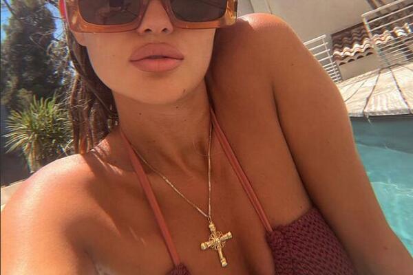 DUBLJI DEKOLTE DUGO NISMO VIDELI, POKAZALA DAROVE MAJKE PRIRODE: Đurđevićka u izdanju KOJE OBARA SA NOGU! (FOTO)