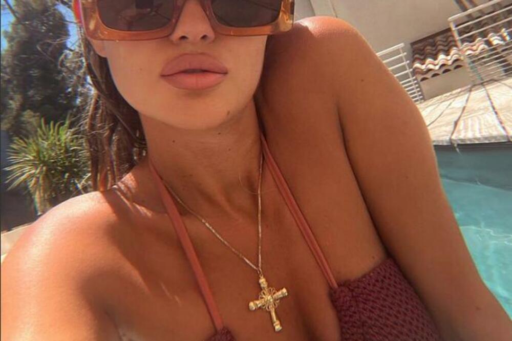 DUBLJI DEKOLTE DUGO NISMO VIDELI, POKAZALA DAROVE MAJKE PRIRODE: Đurđevićka u izdanju KOJE OBARA SA NOGU! (FOTO)