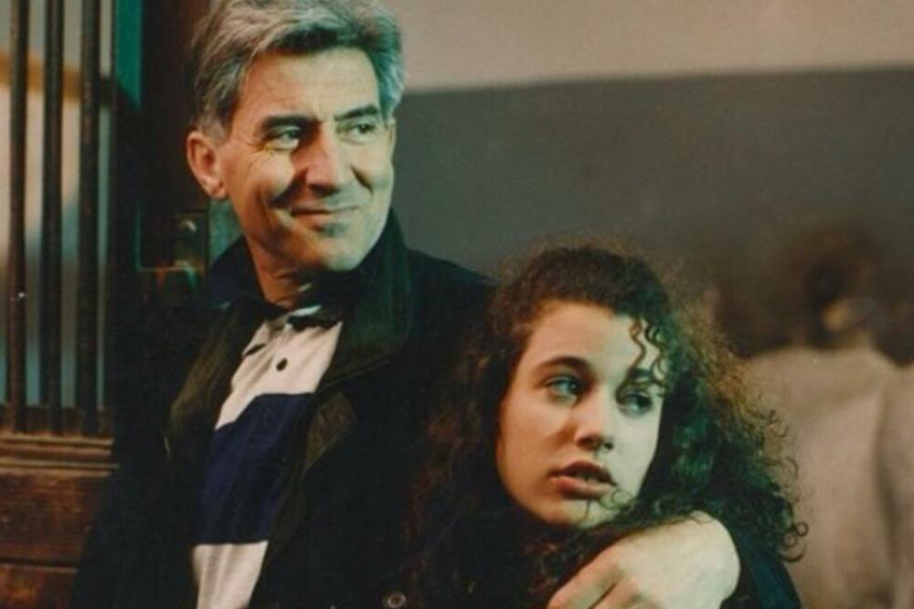 GLUMILA JE POLICAJČEVU ĆERKU PA POTPUNO NESTALA: Evo kako danas IZGLEDA i čime se bavi! (FOTO)