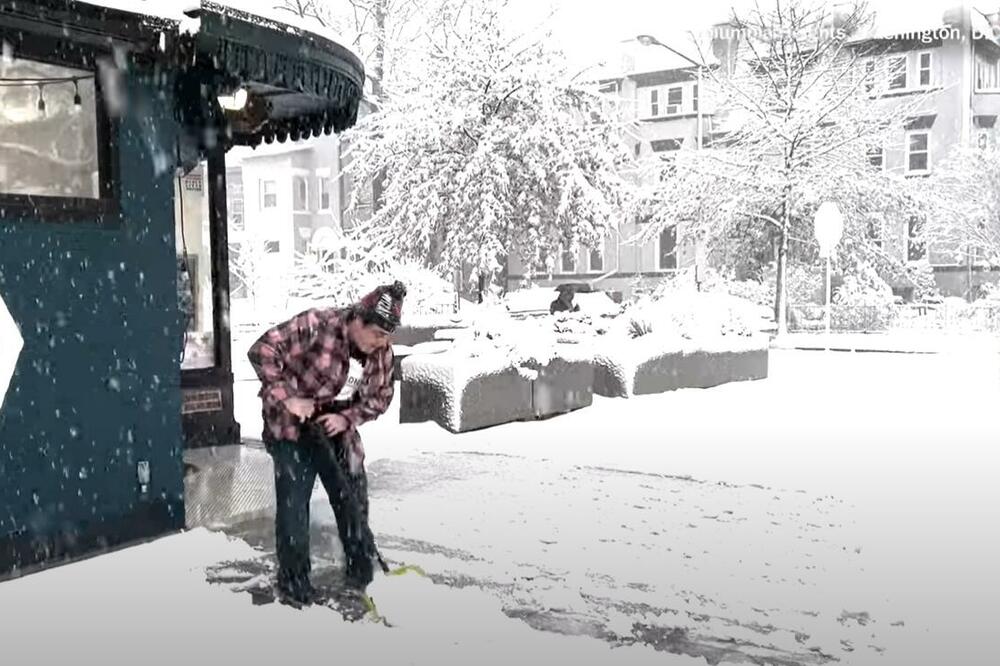 OPASNOST OD LEDENICA SA ZGRADA NA SVAKOM UGLU: Ko je zadužen za njih? Kazne su PAPRENE!