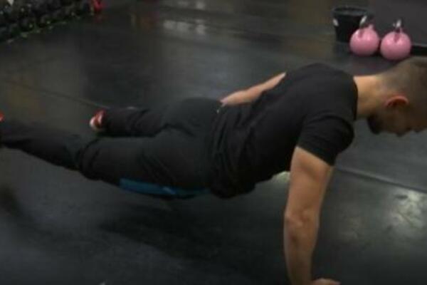 ZA OVOG HRABROG MOMKA, NEMA PREPREKA! Davor se upisao u Ginisovu knjigu radeći sklekove na jednoj ruci i nozi! FOTO