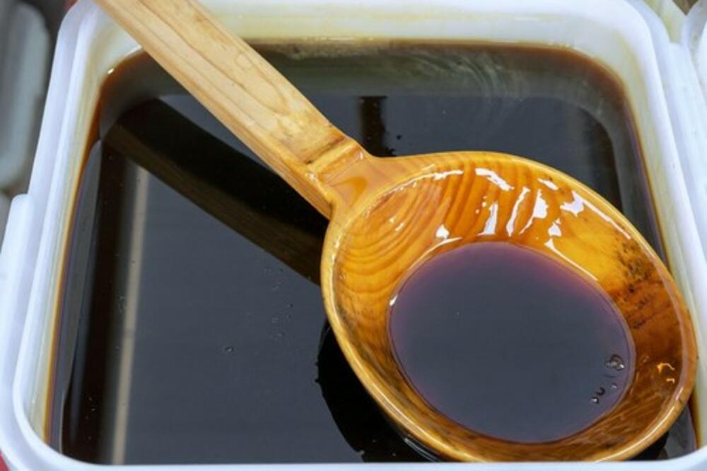 AKO IMATE U KUĆI DRVENU KAŠIKU, ODMAH JE BACITE! Kada pogledate OVAJ SNIMAK smučiće vam se za života! (VIDEO)