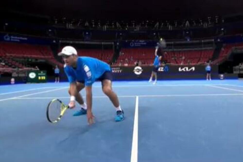 OVO JE BAŠ BOLELO, POMERIO MU MALI MOZAK: Francuz "projektilom" SPUCAO saigrača pravo u potiljak! (VIDEO)