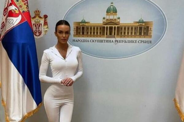 KO JE MISTERIOZNA DEVOJKA U BELOM? Komentari su UVREDLJIVI, ljudi se pitaju gde je POŠLA?! FOTO